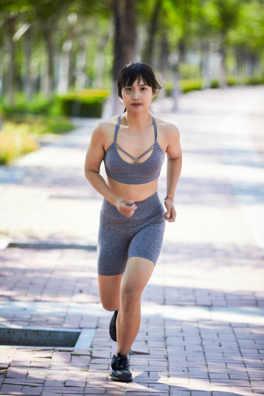 户外河畔公园进行跑步锻炼的亚洲女性图片