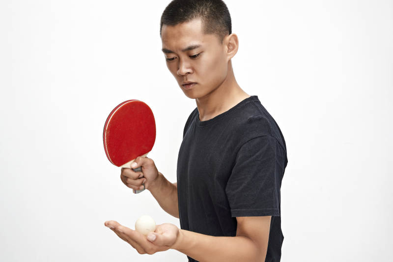 白色背景下健硕的亚洲乒乓球运动员形象图片