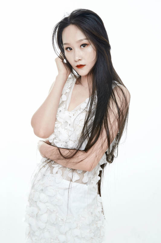 白色背景舞动长发的少女人像图片