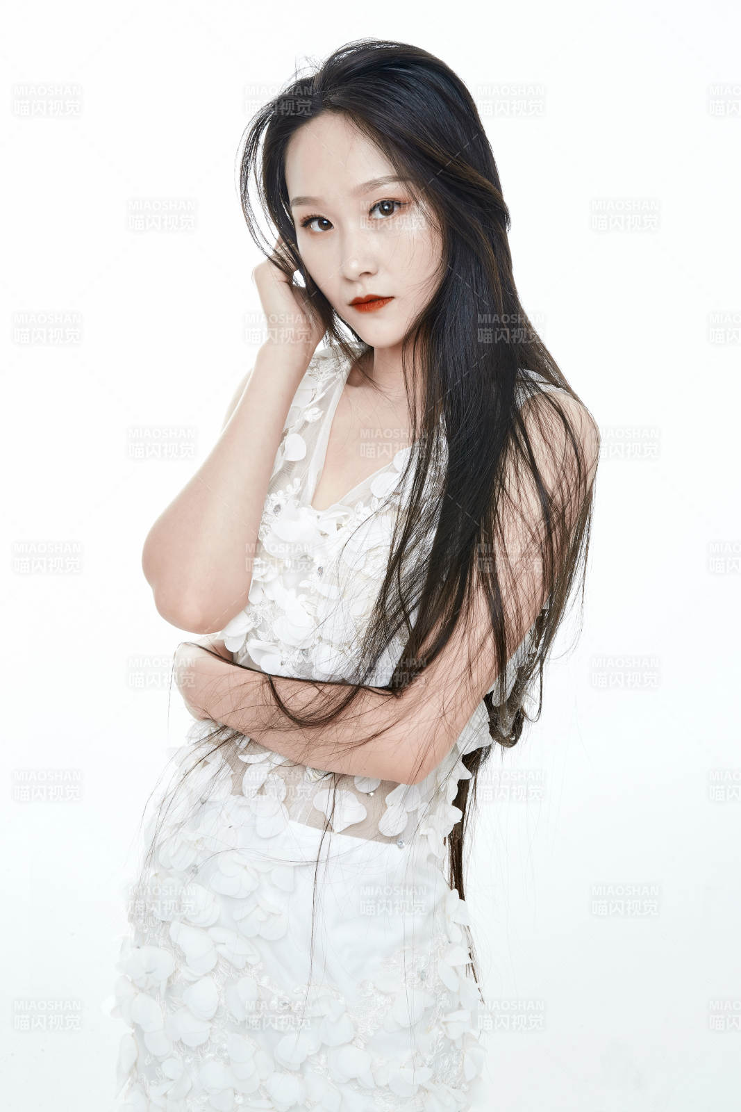 白色背景舞动长发的少女人像图片