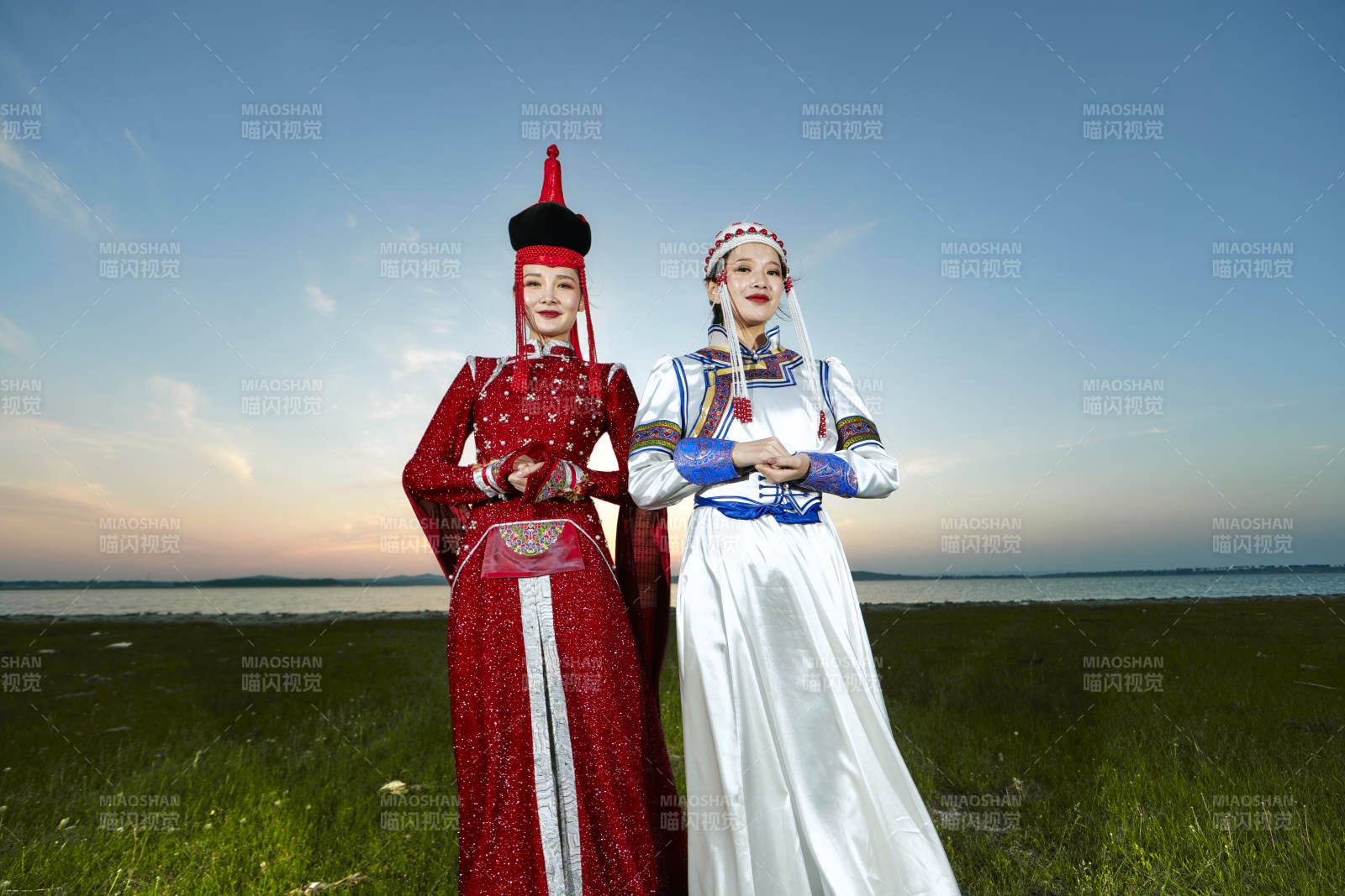 草原上穿着蒙古族传统服饰的亚洲年轻美少女图片