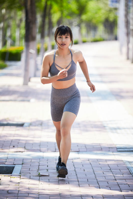 户外河畔公园进行跑步锻炼的亚洲女性图片