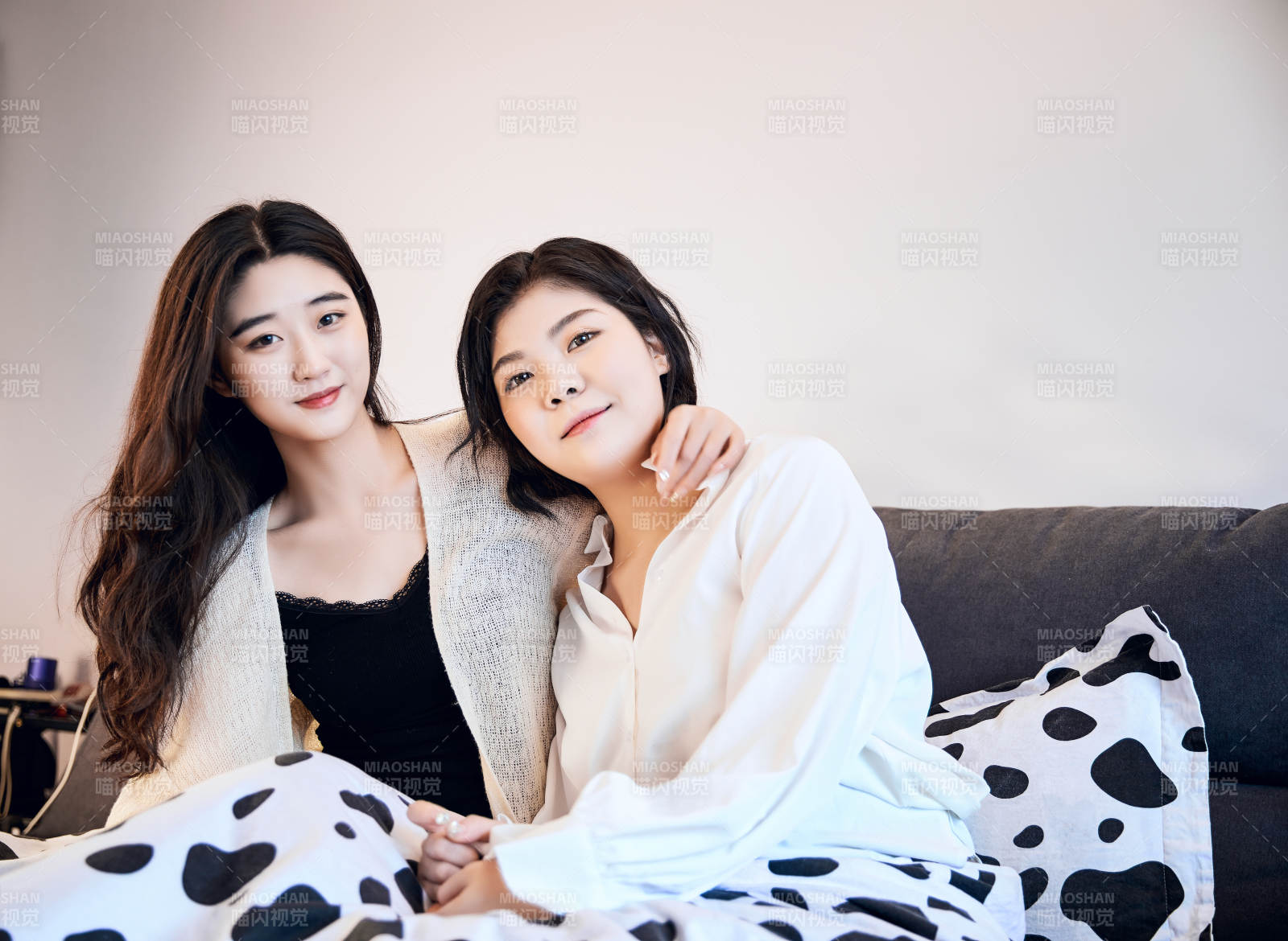 坐在床上玩耍的俩位年轻亚洲美女图片