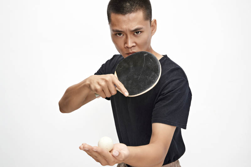 白色背景下健硕的亚洲乒乓球运动员形象图片