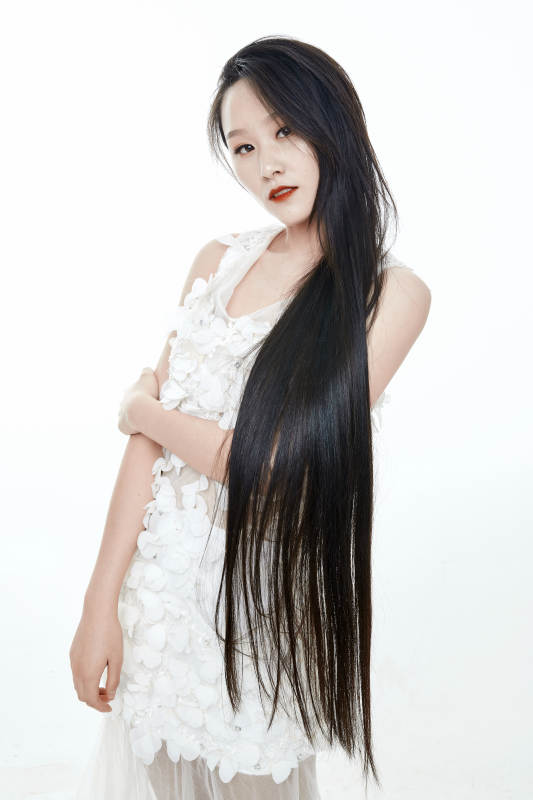 白色背景舞动长发的少女人像图片