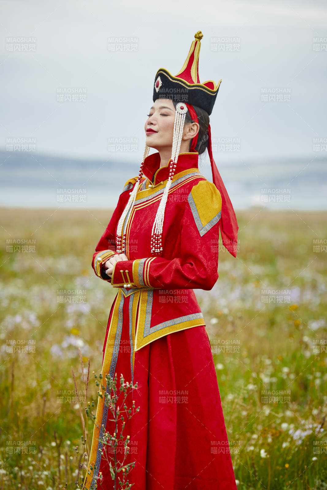 草原上身穿豪华蒙古族服饰的蒙族少女图片