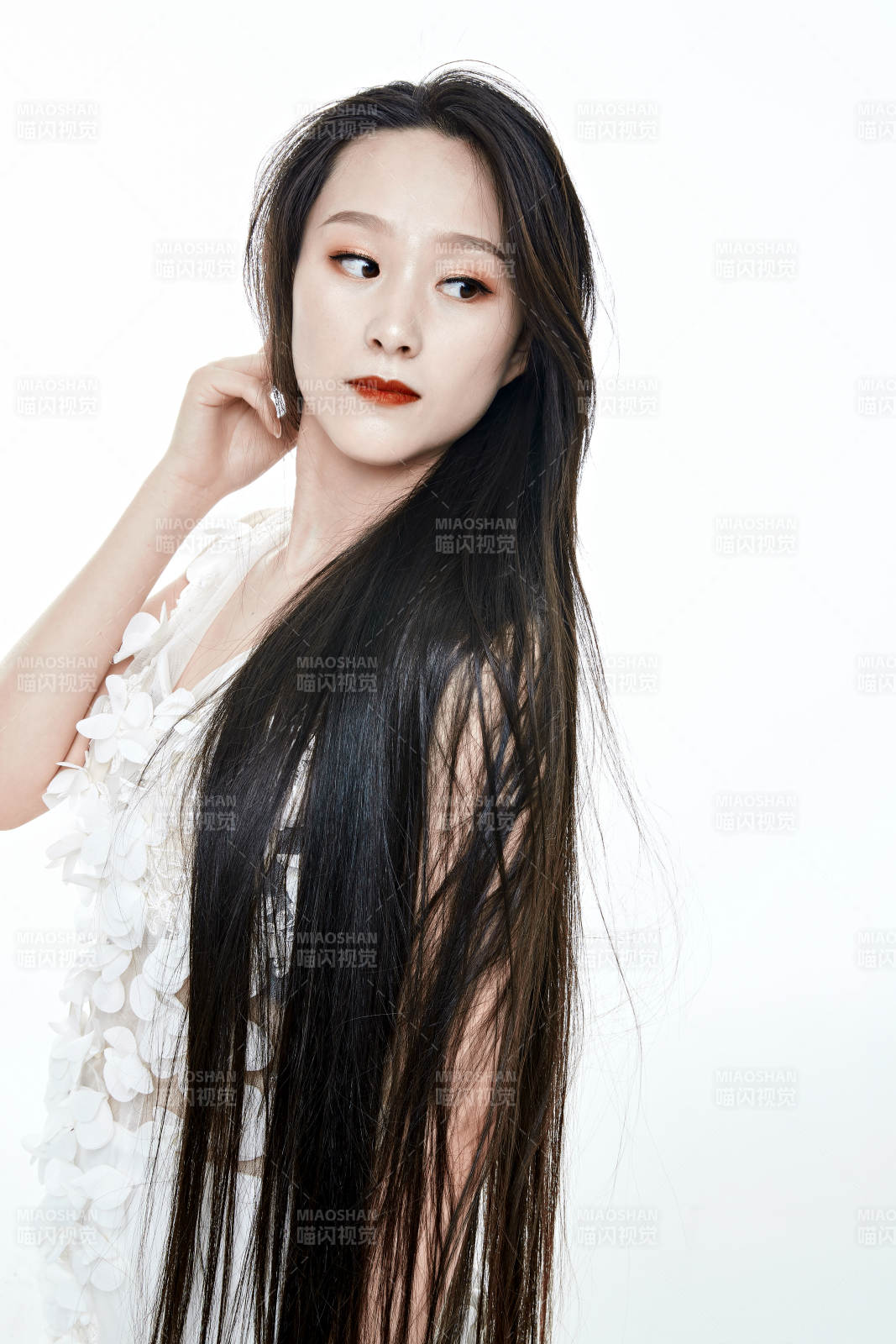 白色背景舞动长发的少女人像图片