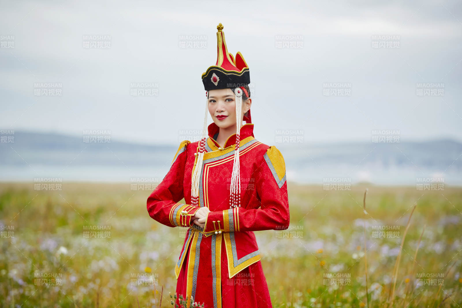 草原上身穿豪华蒙古族服饰的蒙族少女图片