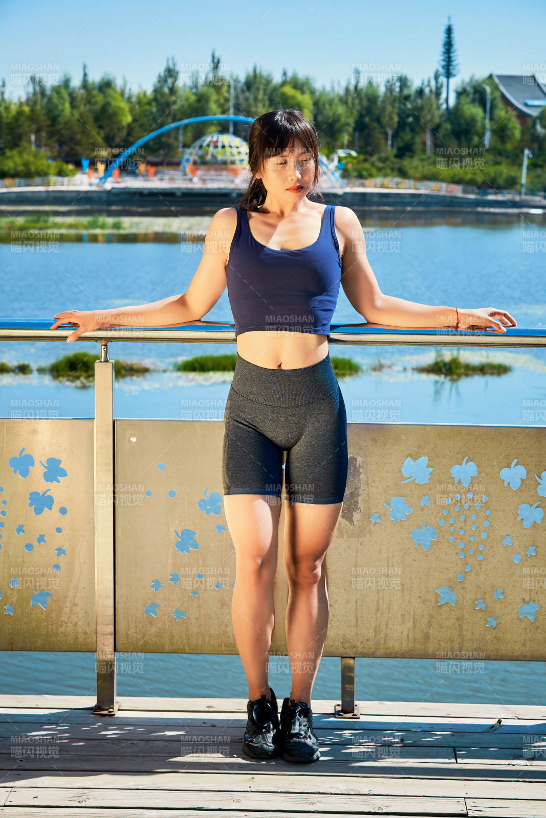 户外河畔公园做拉伸有氧运动的亚洲女性图片