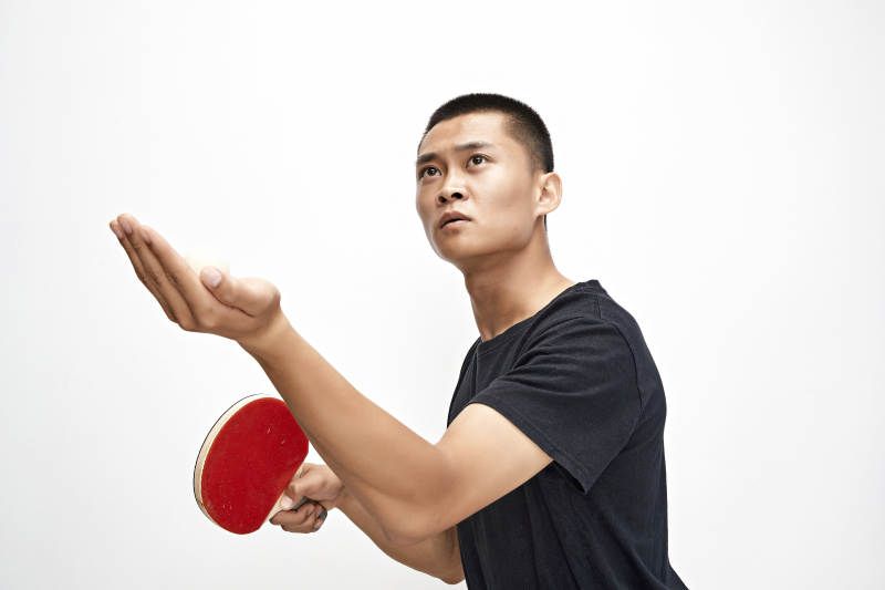 白色背景下健硕的亚洲乒乓球运动员形象图片