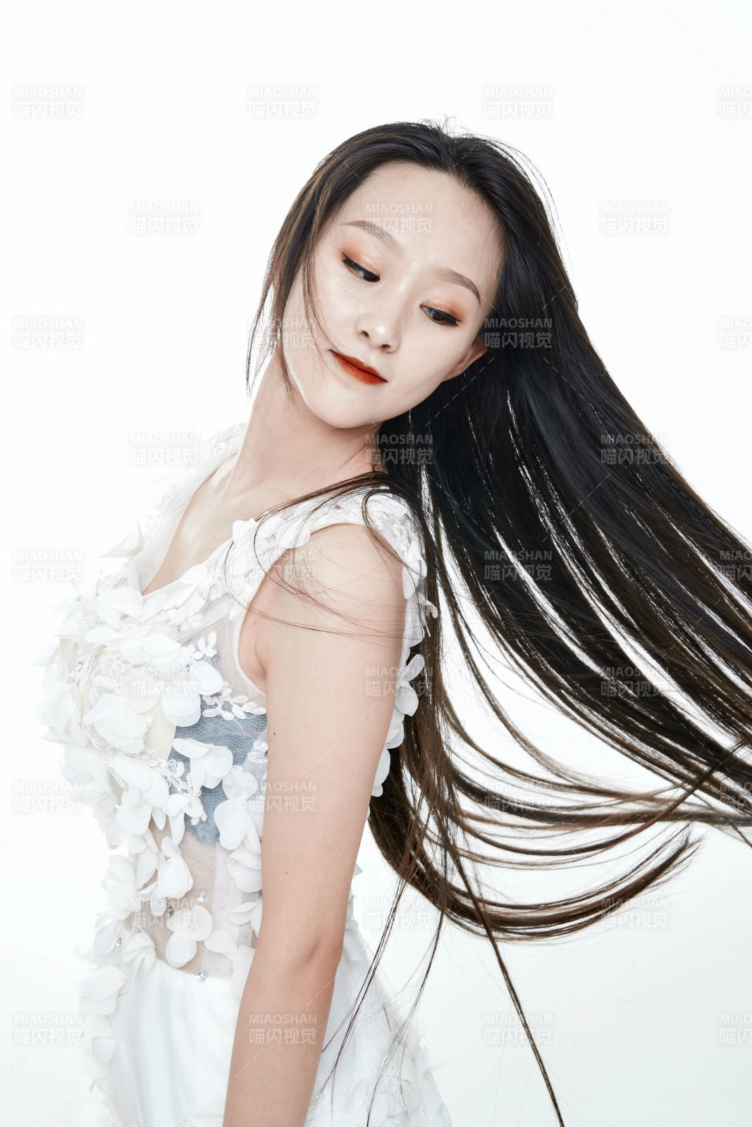 白色背景舞动长发的少女人像图片