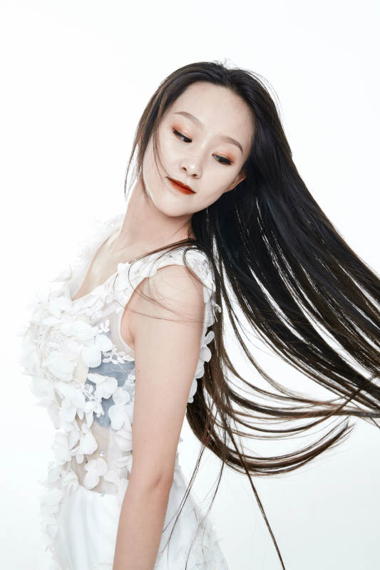 白色背景舞动长发的少女人像图片