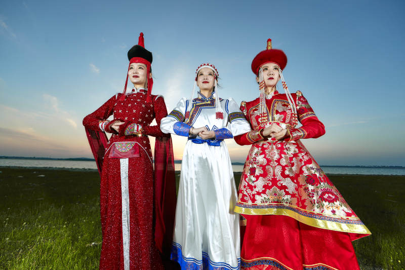 草原上穿着蒙古族传统服饰的亚洲年轻美少女图片