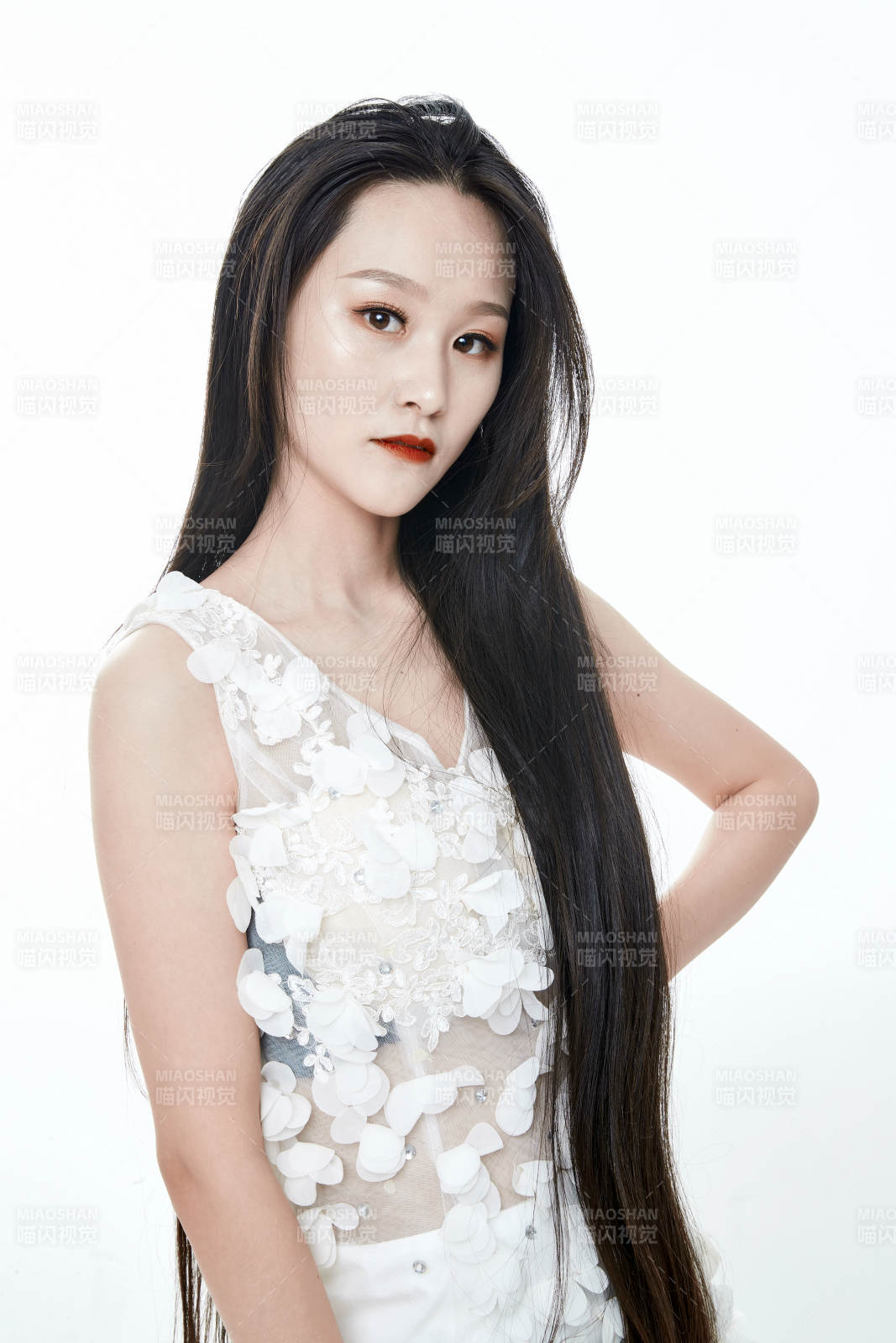 白色背景舞动长发的少女人像图片