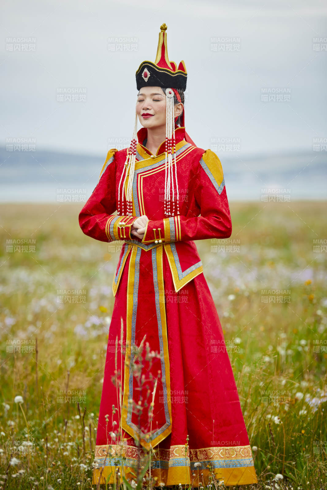 草原上身穿豪华蒙古族服饰的蒙族少女图片
