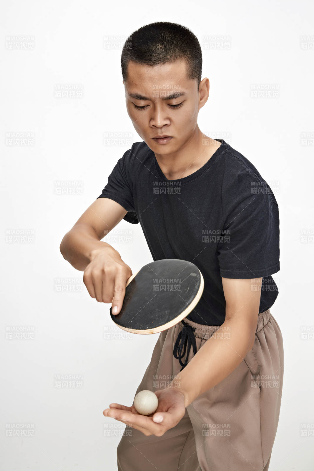 白色背景下健硕的亚洲乒乓球运动员形象图片