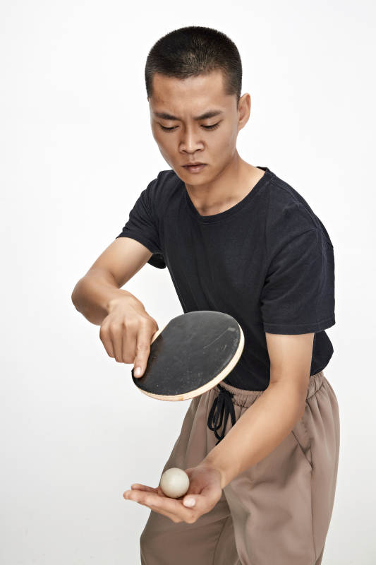白色背景下健硕的亚洲乒乓球运动员形象图片