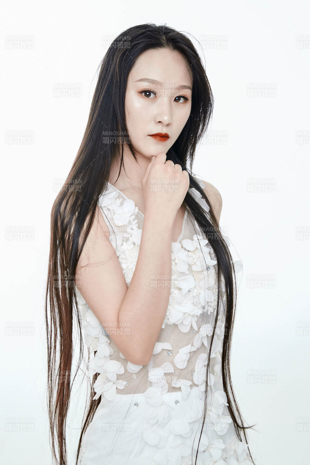 白色背景舞动长发的少女人像图片