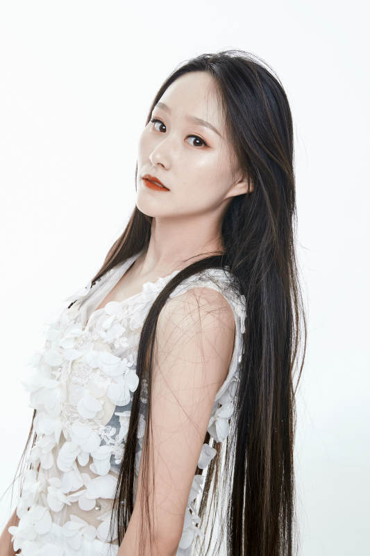 白色背景舞动长发的少女人像图片