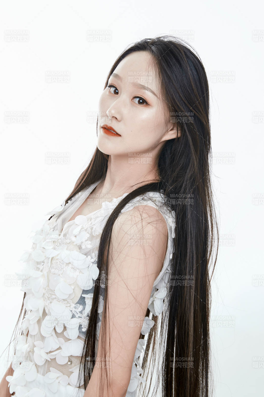 白色背景舞动长发的少女人像图片