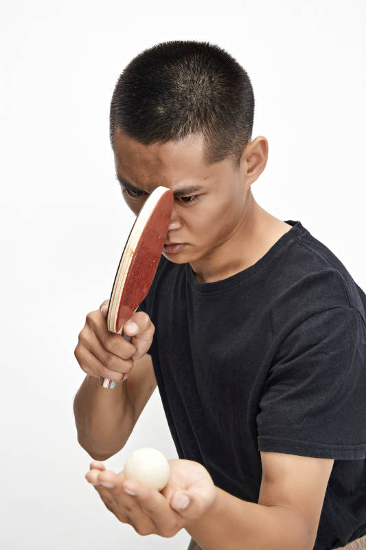 白色背景下健硕的亚洲乒乓球运动员形象图片