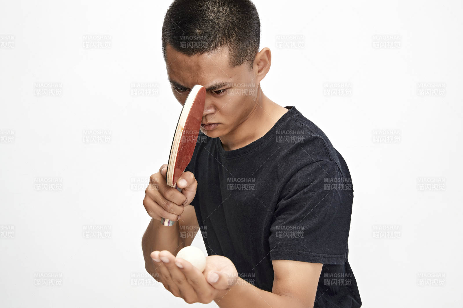 白色背景下健硕的亚洲乒乓球运动员形象图片