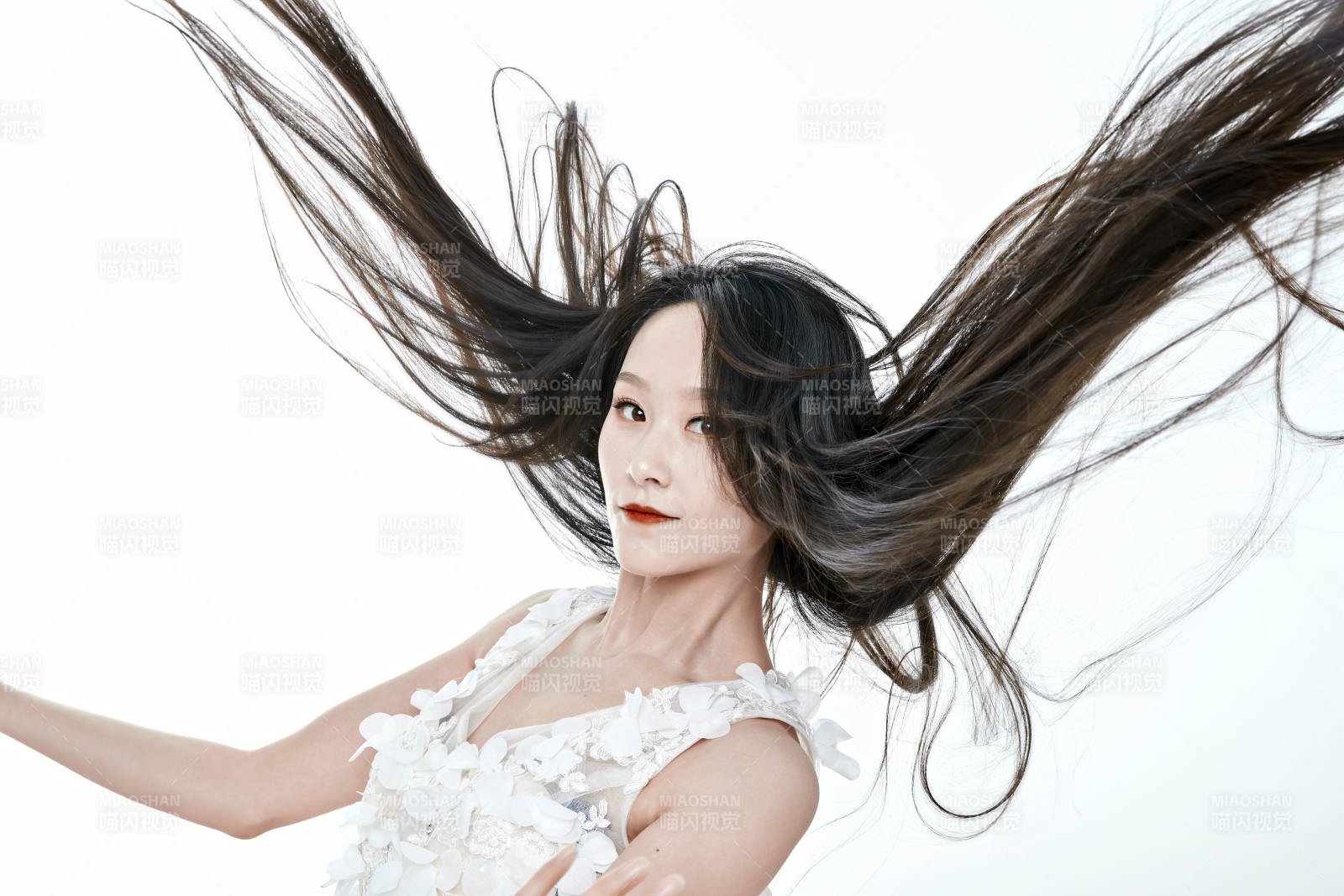白色背景舞动长发的少女人像图片