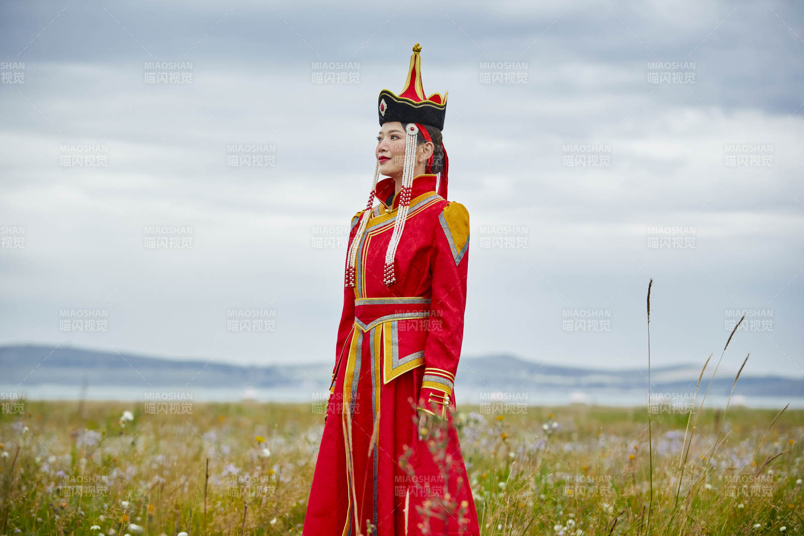 草原上身穿豪华蒙古族服饰的蒙族少女图片