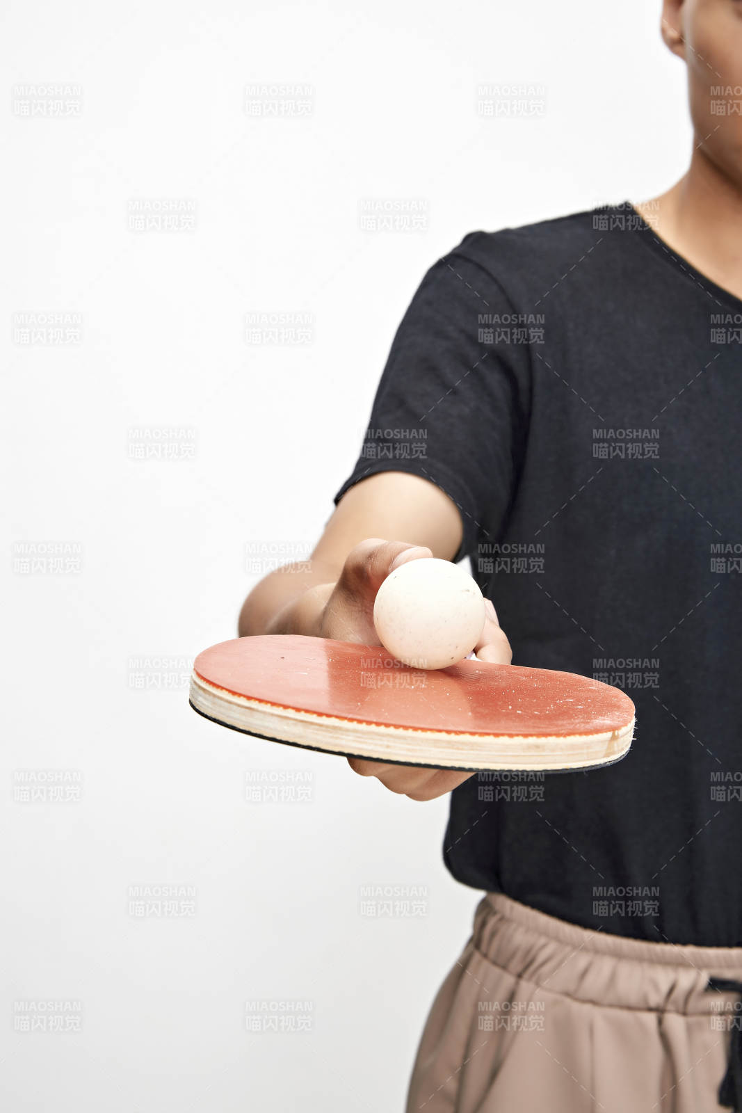 白色背景下健硕的亚洲乒乓球运动员形象图片