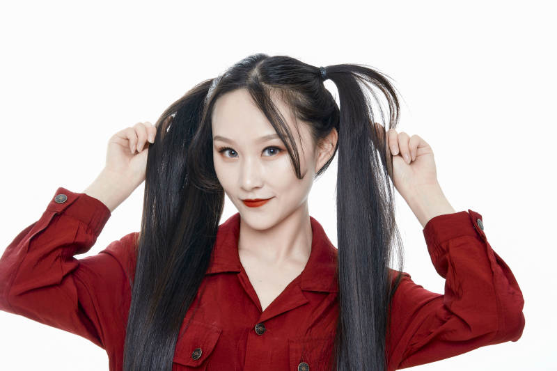 白色背景的亚洲年轻少女肖像人像图片