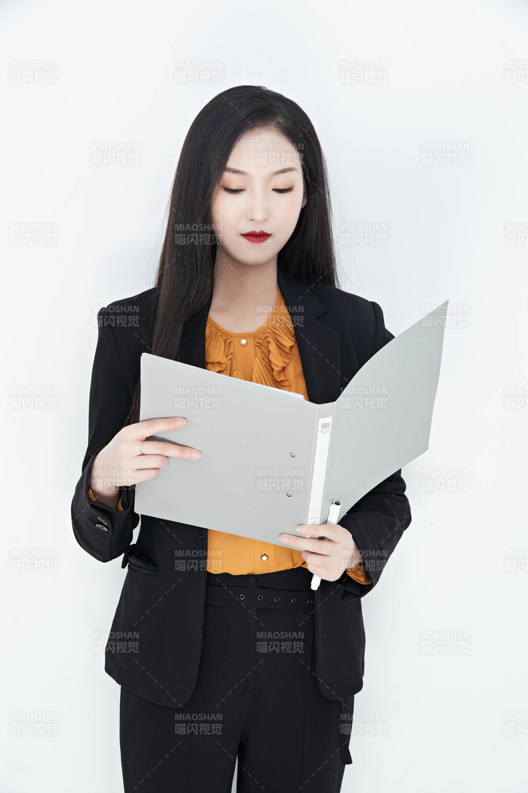 白色背景下的美丽商务女性肖像图片