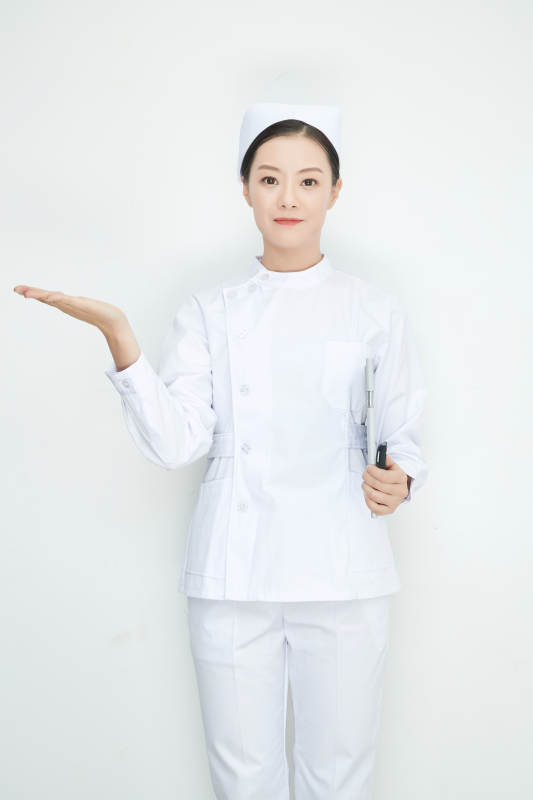 白背景里穿护士服手持病历夹的美女护士图片