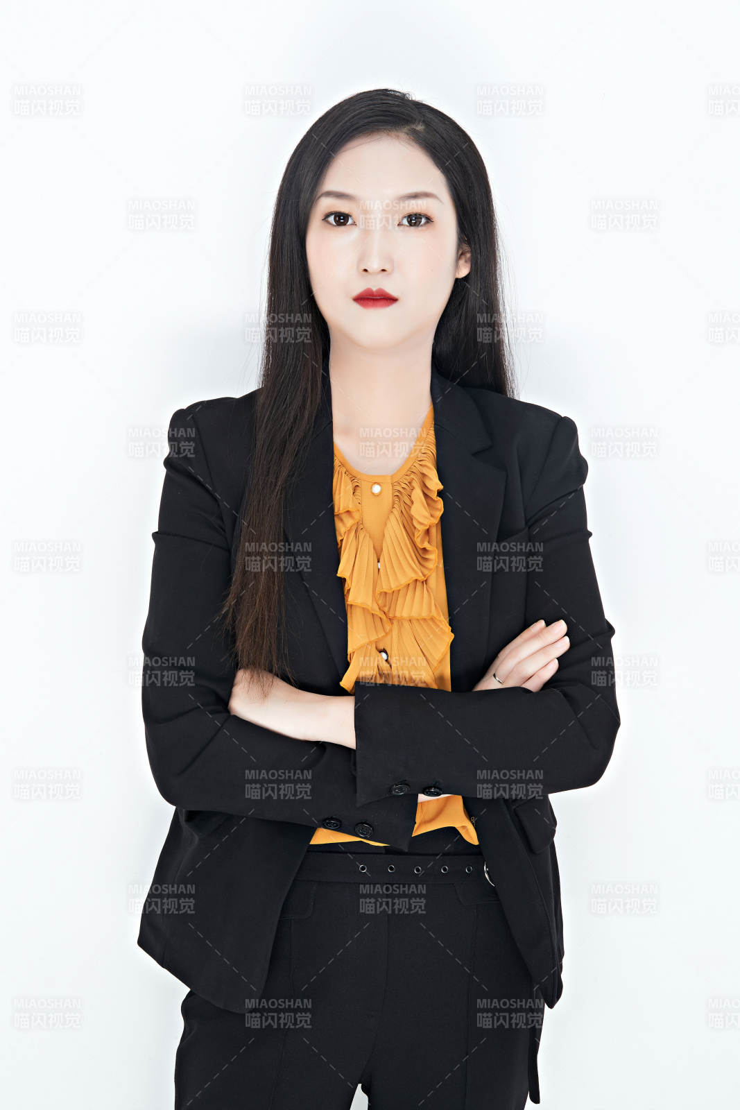 白色背景下的美丽商务女性肖像图片