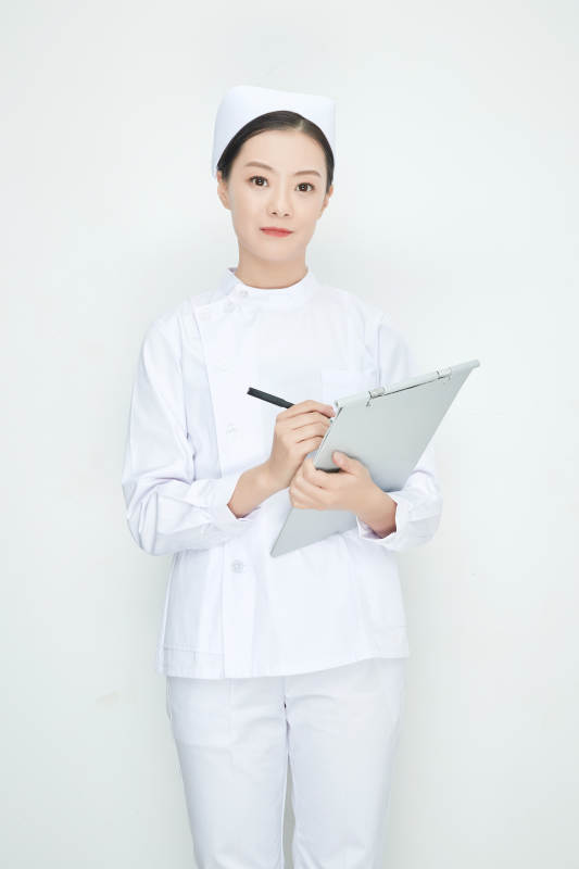 白背景里穿护士服手持病历夹的美女护士图片
