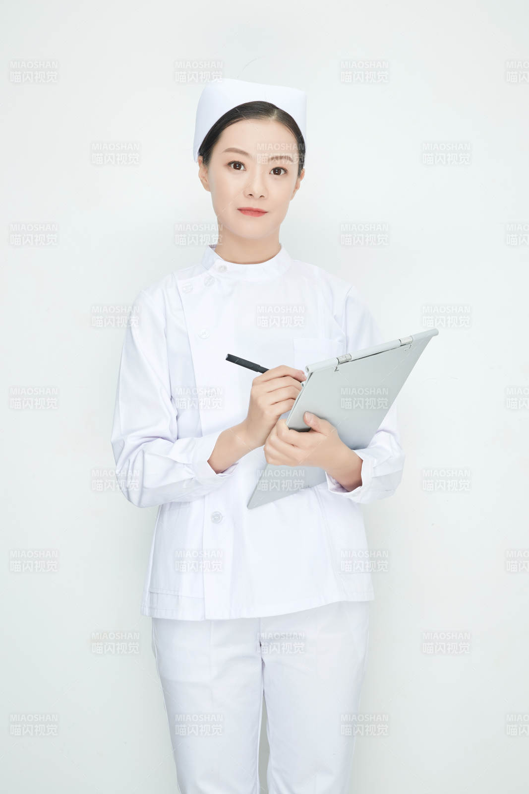 白背景里穿护士服手持病历夹的美女护士图片