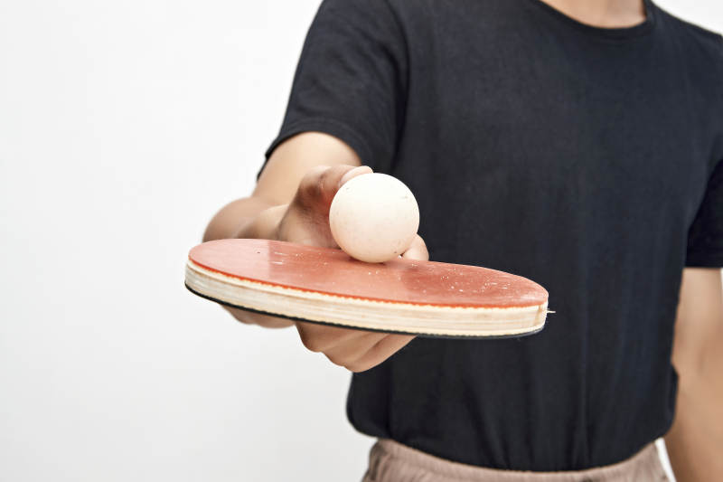 白色背景下健硕的亚洲乒乓球运动员形象图片