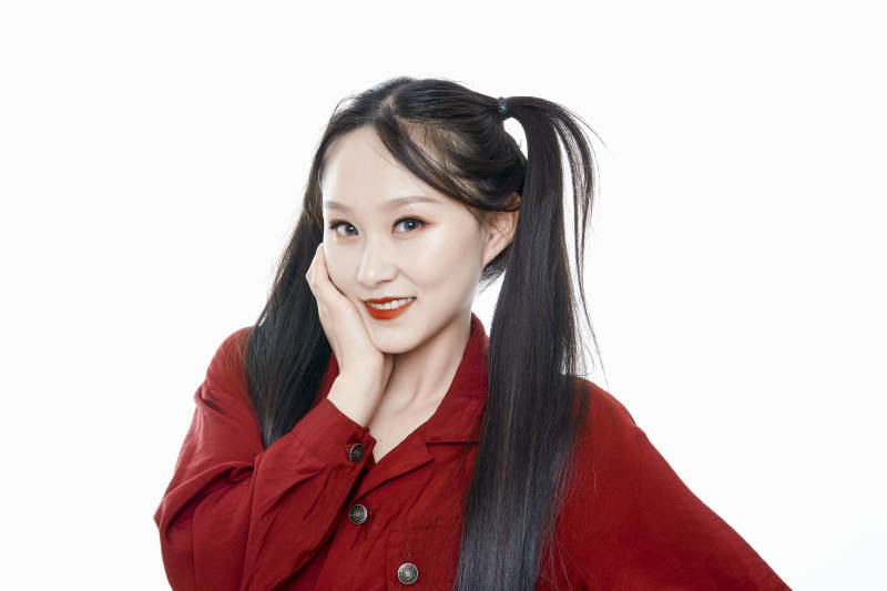 白色背景的亚洲年轻少女肖像人像图片