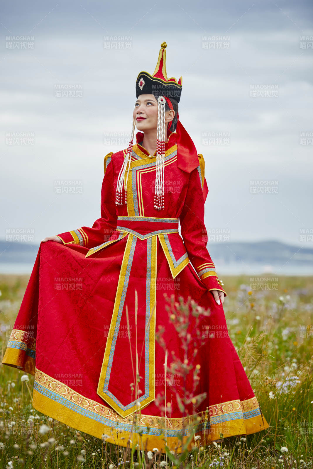 草原上身穿豪华蒙古族服饰的蒙族少女图片