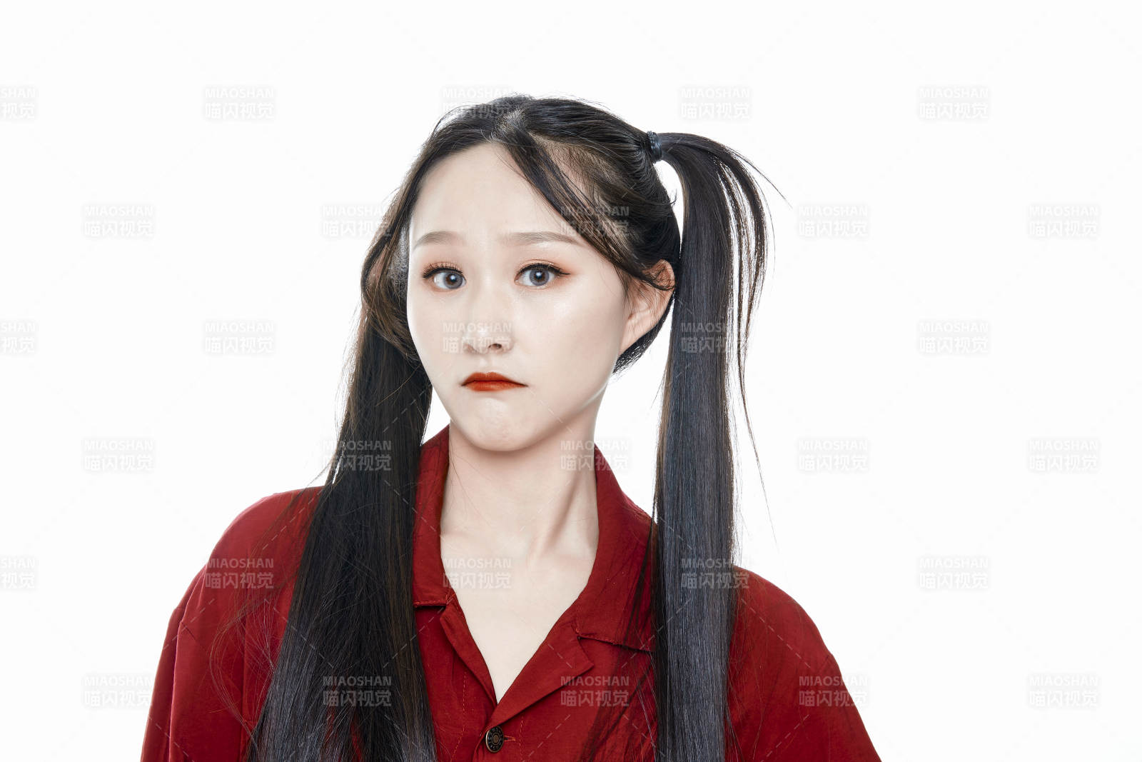 白色背景的亚洲年轻少女肖像人像图片