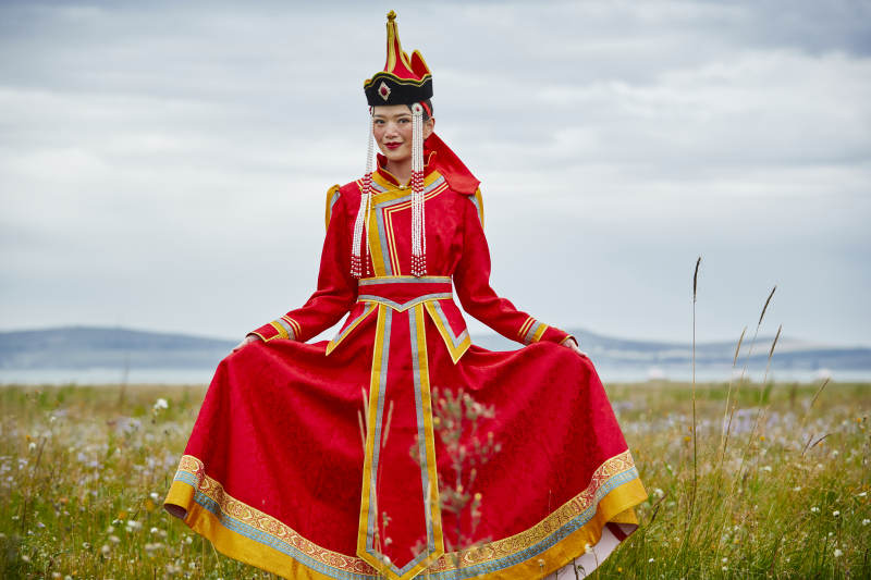 草原上身穿豪华蒙古族服饰的蒙族少女图片