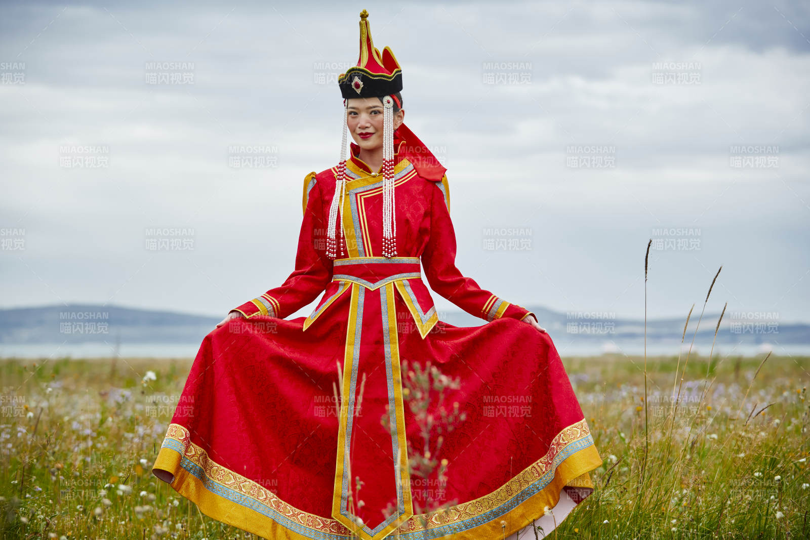 草原上身穿豪华蒙古族服饰的蒙族少女图片