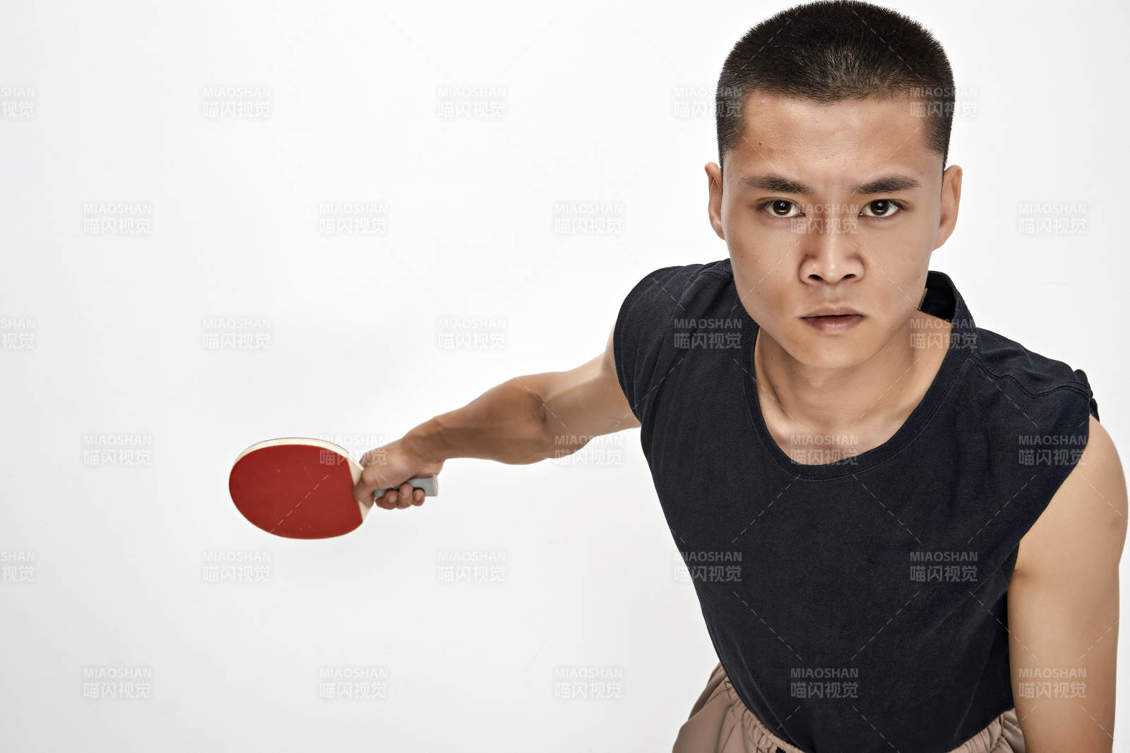 白色背景下健硕的亚洲乒乓球运动员形象图片