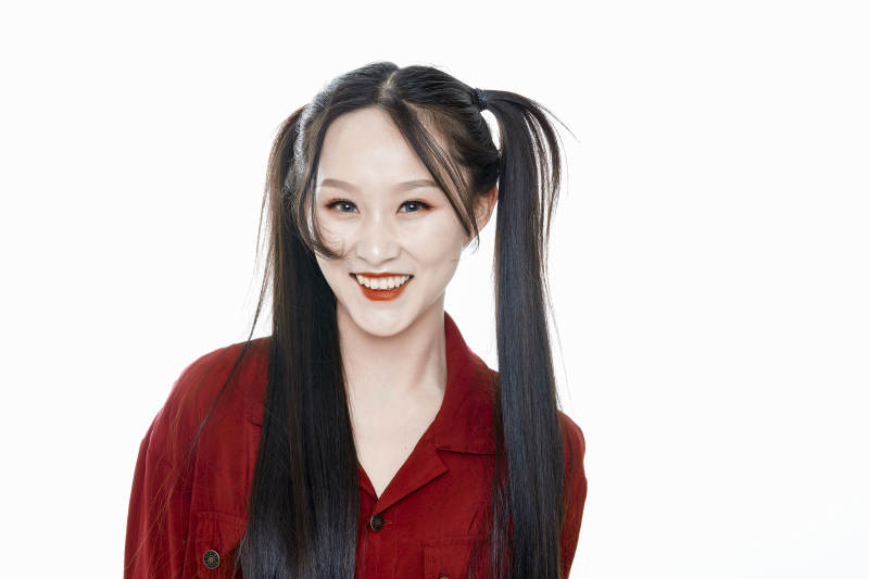 白色背景的亚洲年轻少女肖像人像图片