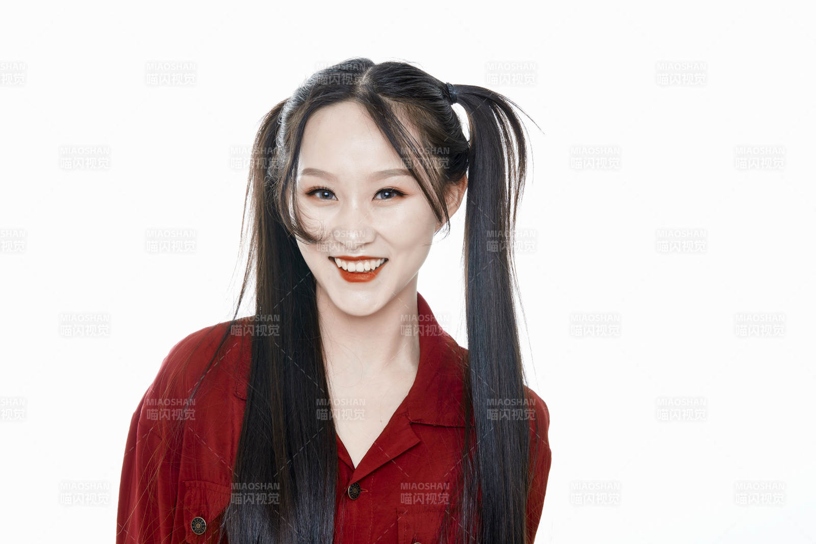 白色背景的亚洲年轻少女肖像人像图片