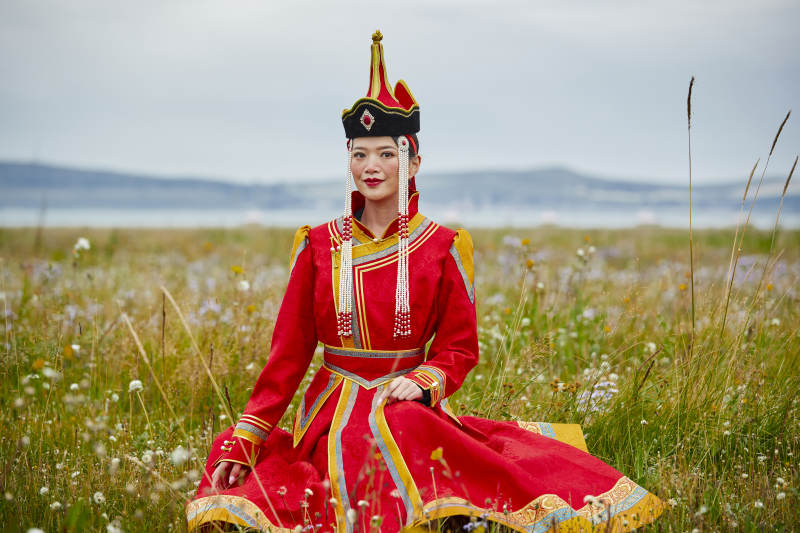 草原上身穿豪华蒙古族服饰的蒙族少女图片