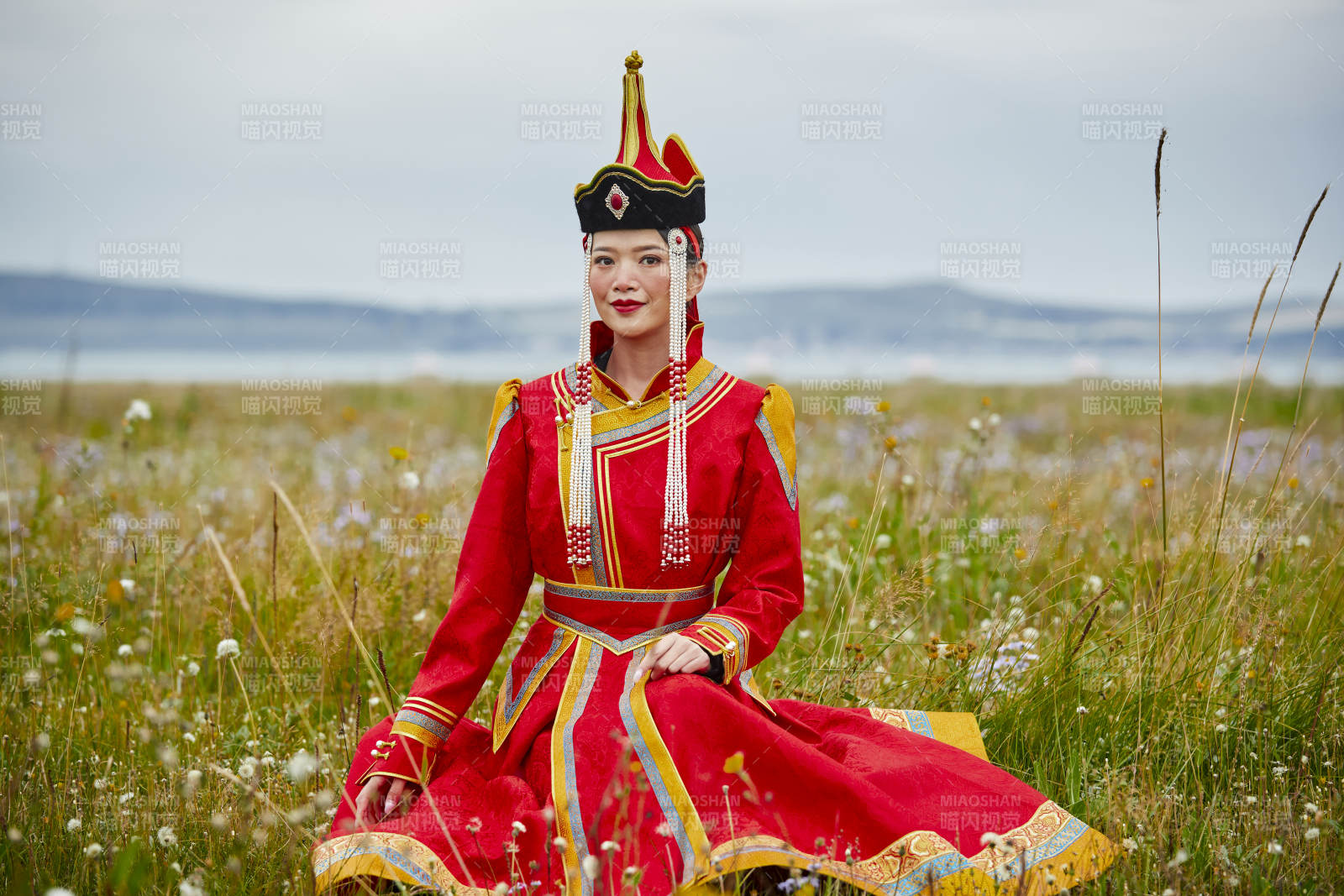 草原上身穿豪华蒙古族服饰的蒙族少女图片