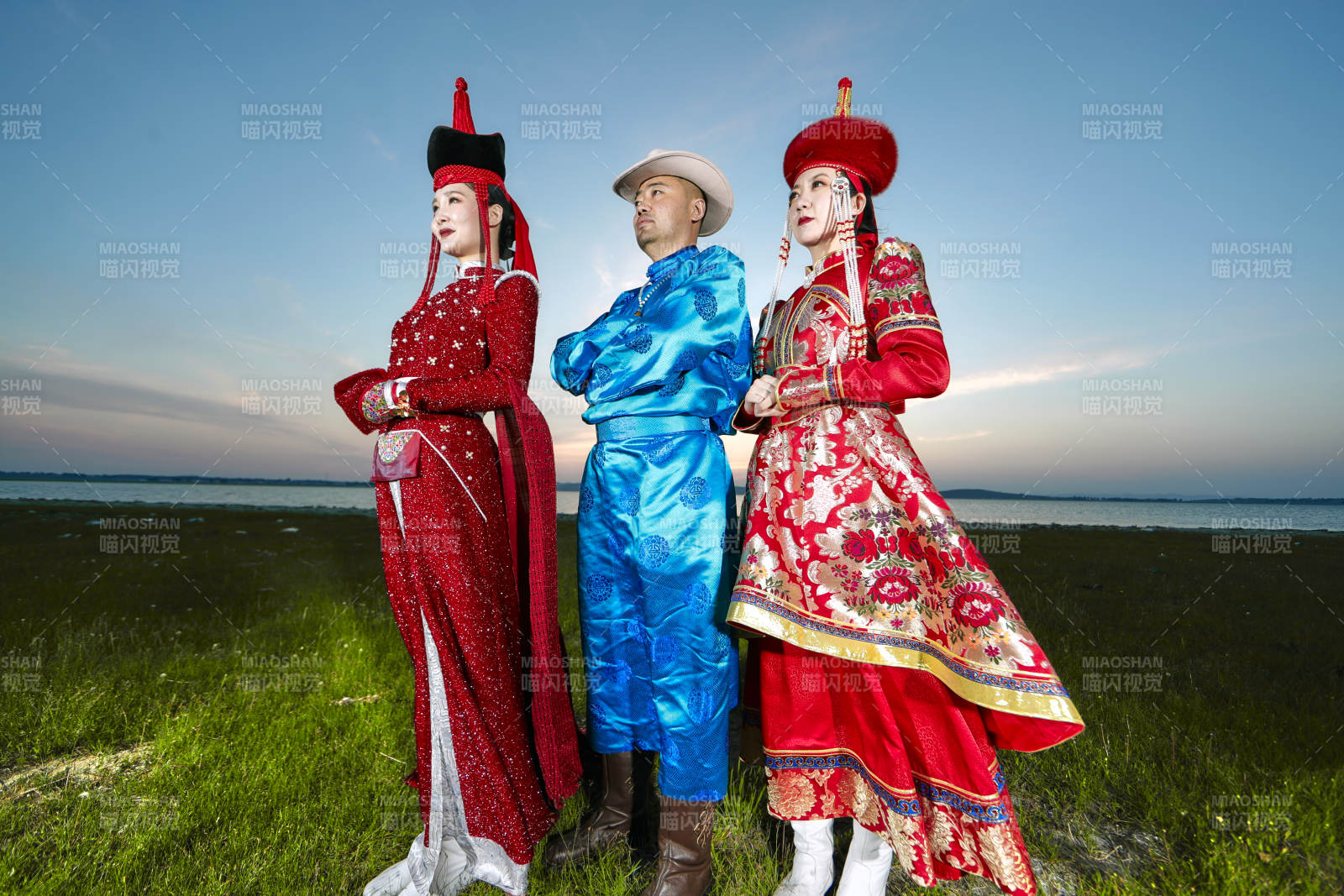 草原上穿着蒙古族传统服饰的人像群像图片