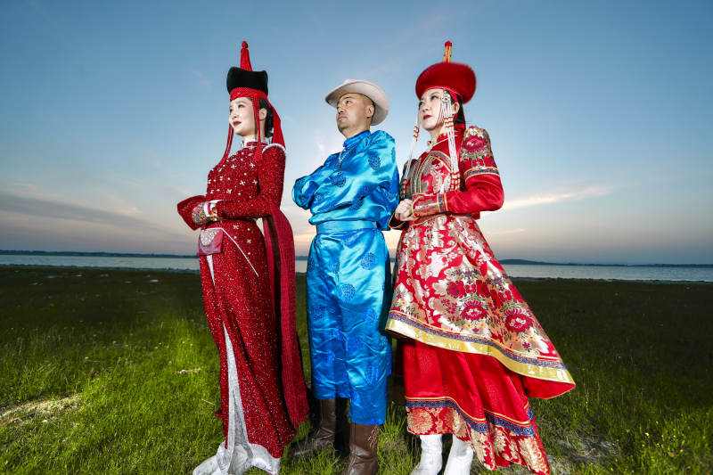 草原上穿着蒙古族传统服饰的人像群像图片