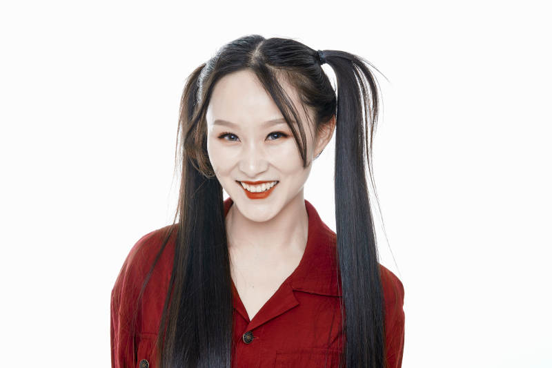 白色背景的亚洲年轻少女肖像人像图片