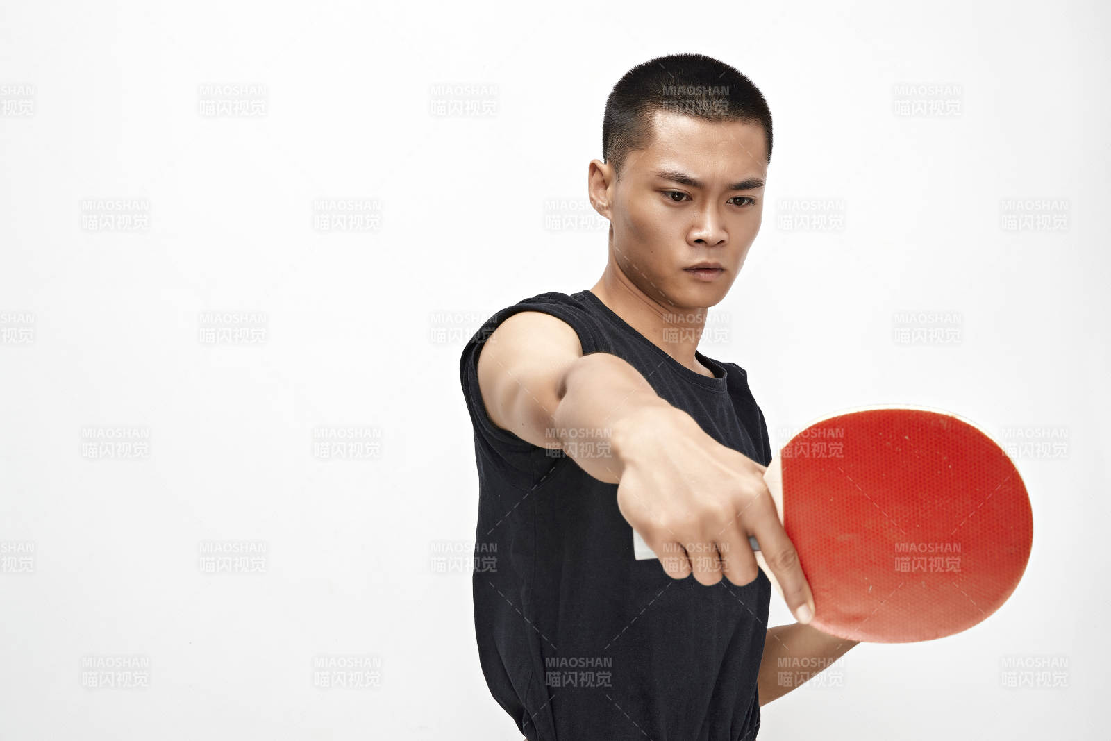白色背景下健硕的亚洲乒乓球运动员形象图片
